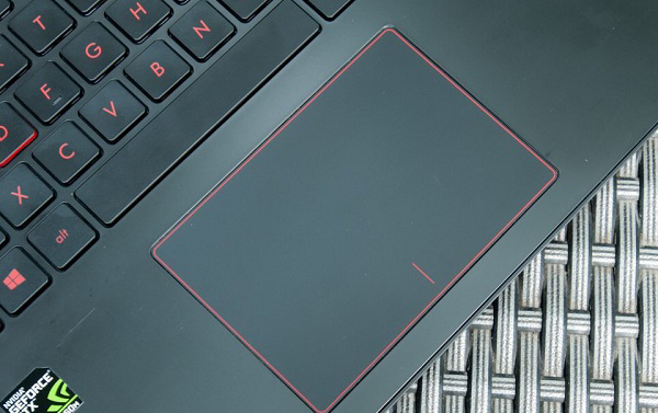 Touchpad viền màu đỏ và bàn rê với dạng Clickpad