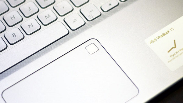 Phần cảm biến vân tay nằm chung ở trên bề mặt Touchpad