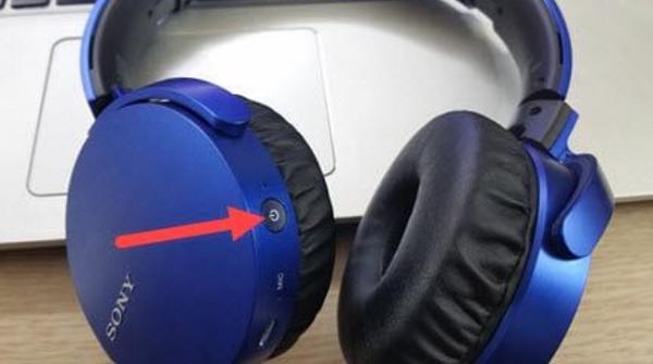 Khởi động thiết bị bluetooth ở trên tai nghe