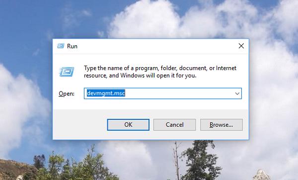 Mở cửa sổ Run bằng tổ hợp phím Windows + R -> nhập lệnh devmgmt.msc và nhấn vào Enter